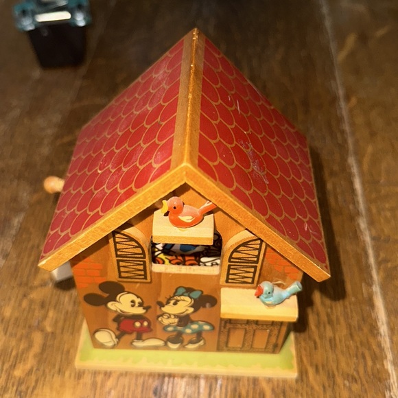 Vintage Disney “It’s A Small World” birdhouse Music Box - Picture 5 of 5